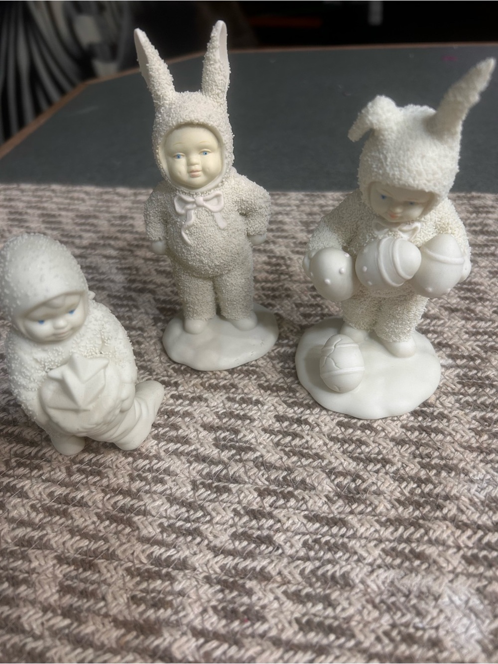 Department 5690s snow bunny, figurines collectibles